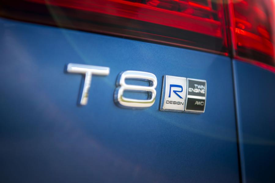 Логотип Volvo V60 T8 R-Design 2019 года  (UK) (фото 4 из 32)